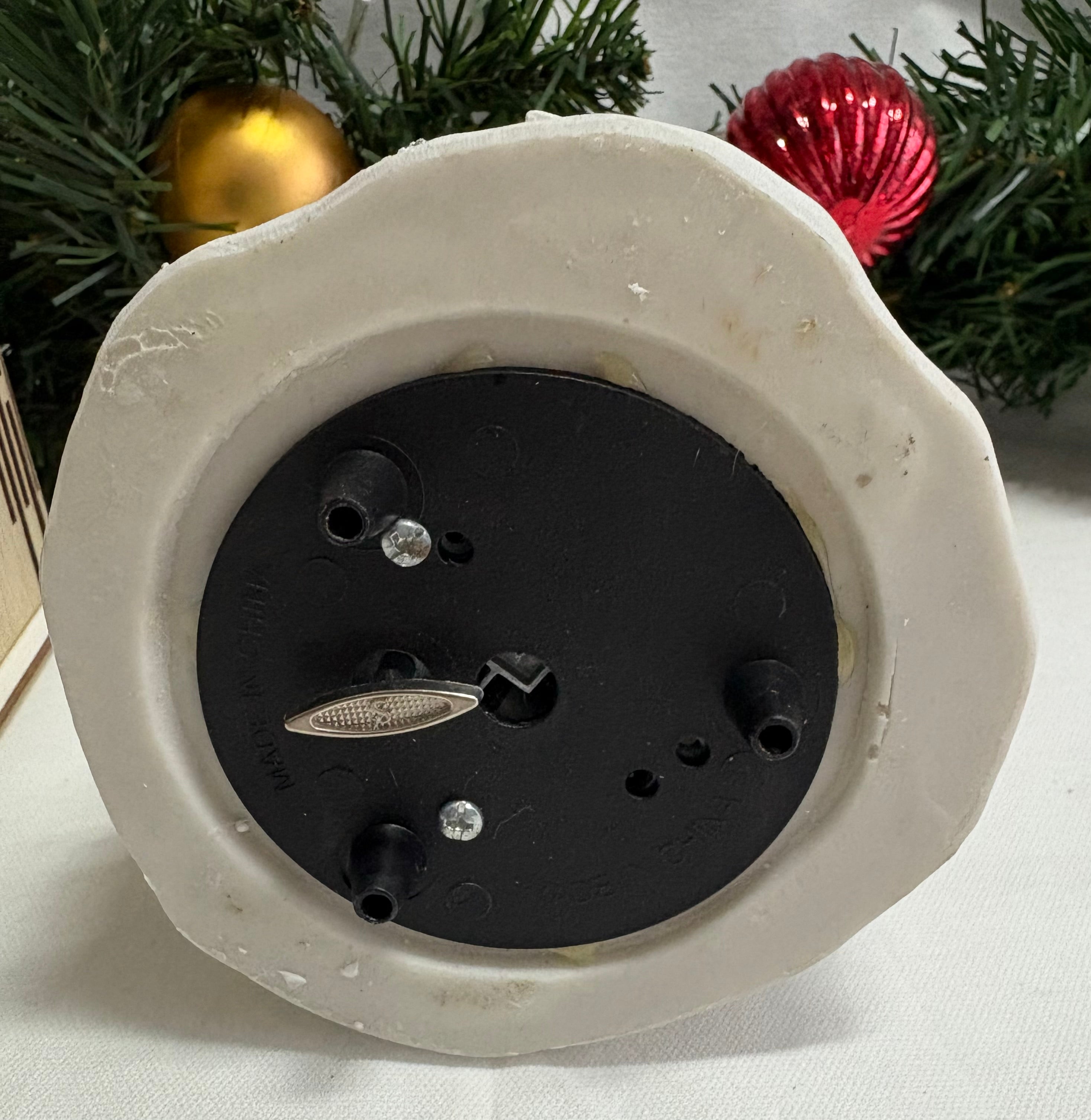 White Winter Wonderland Musical Wind Up Snow Globe Elegant Christmas Decoration