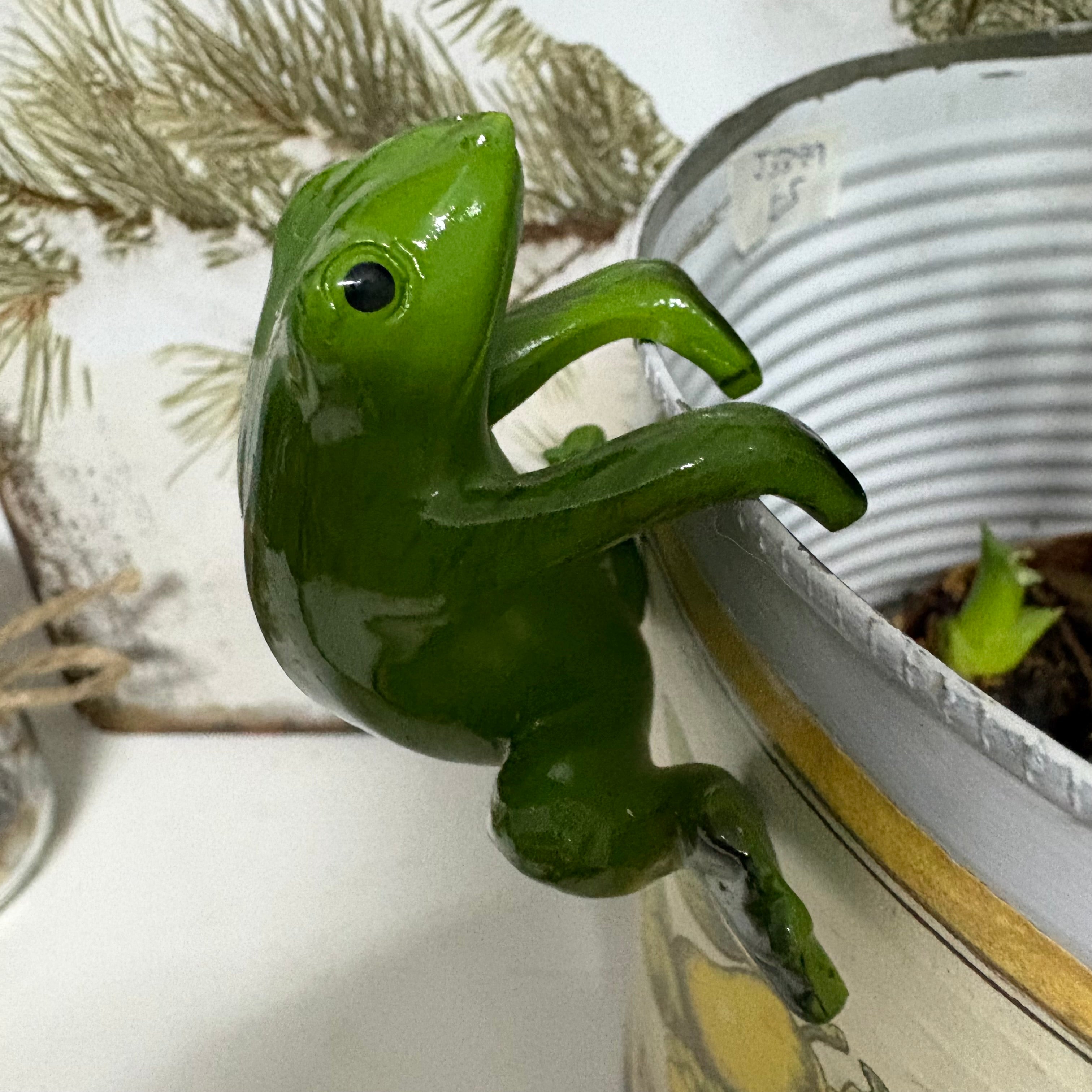 Green Resin Frog Pot Hanger